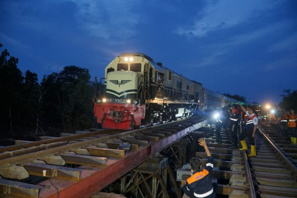  KAI Uji Coba Jalur Rel Kereta yang Dipulihkan Akibat Banjir di Grobogan