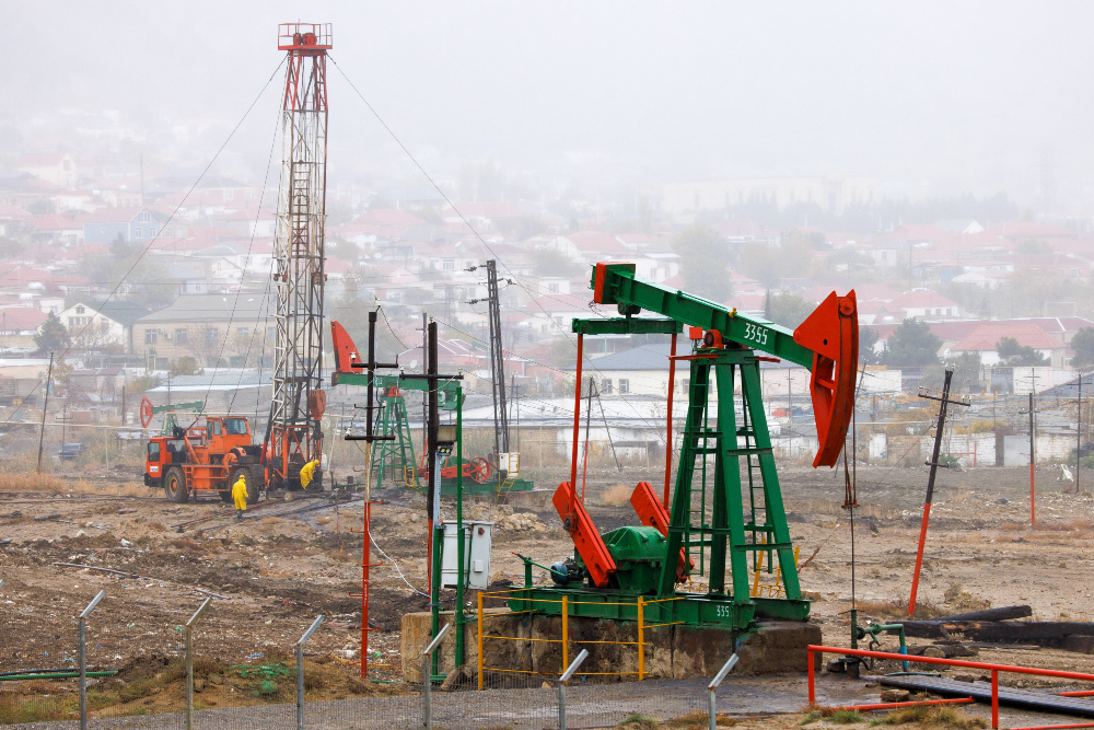 Pompa angguk atau pump unit dan drilling rigs beroperasi di kilang minyak dekat Laut Kaspia, Baku, Azerbaijan pada Kamis (14/11/2024). / Bloomberg-Andrey Rudakov