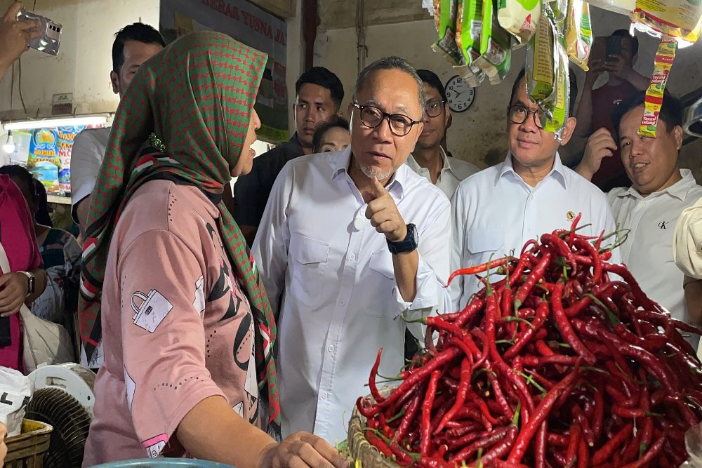  Zulhas & Mendag Cek Sembako ke Pasar Klender, Klaim Harga Beras Stabil
