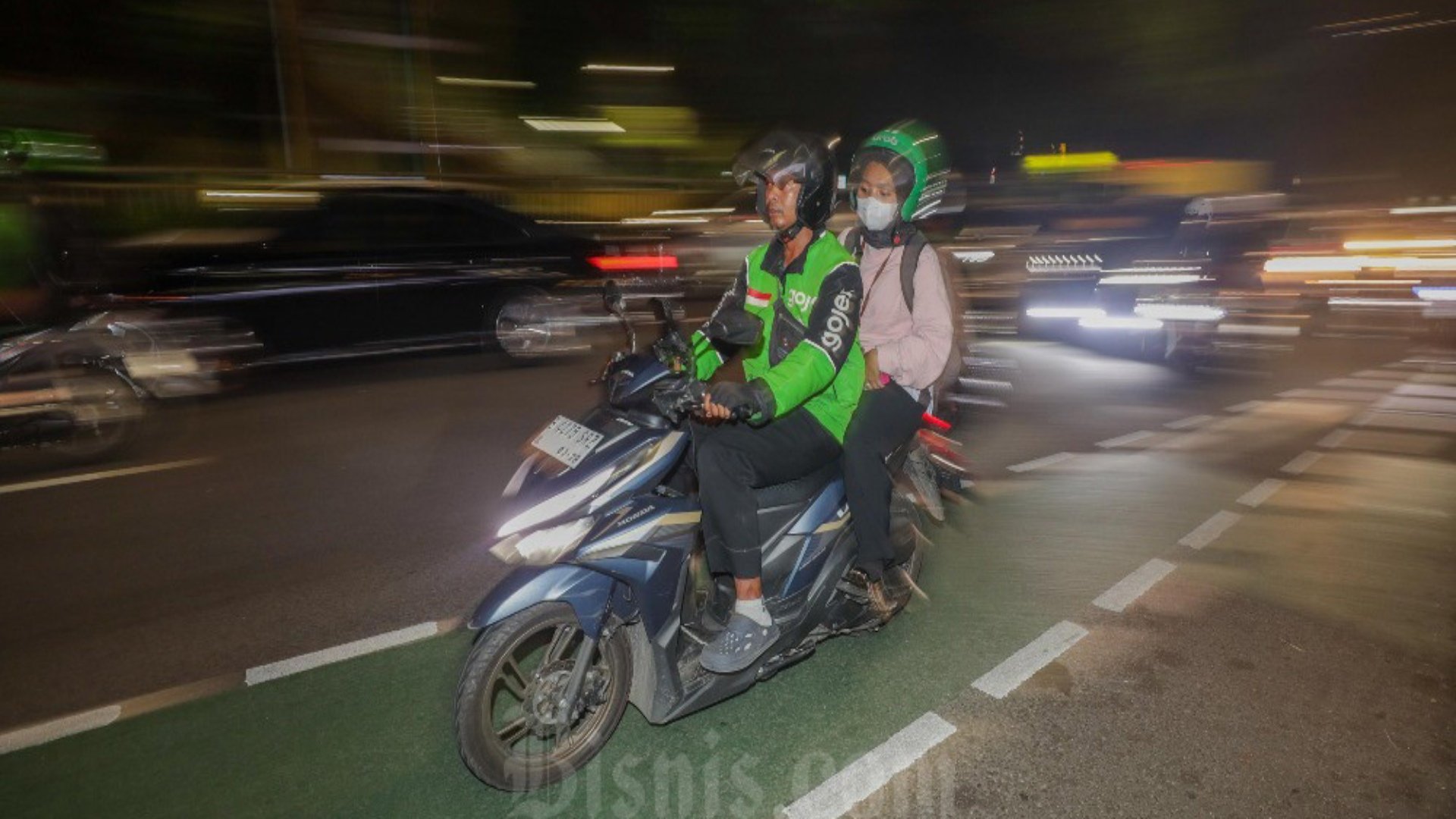 Pengemudi ojek online (ojol) membawa penumpang di Jakarta. Bisnis/Himawan L Nugraha