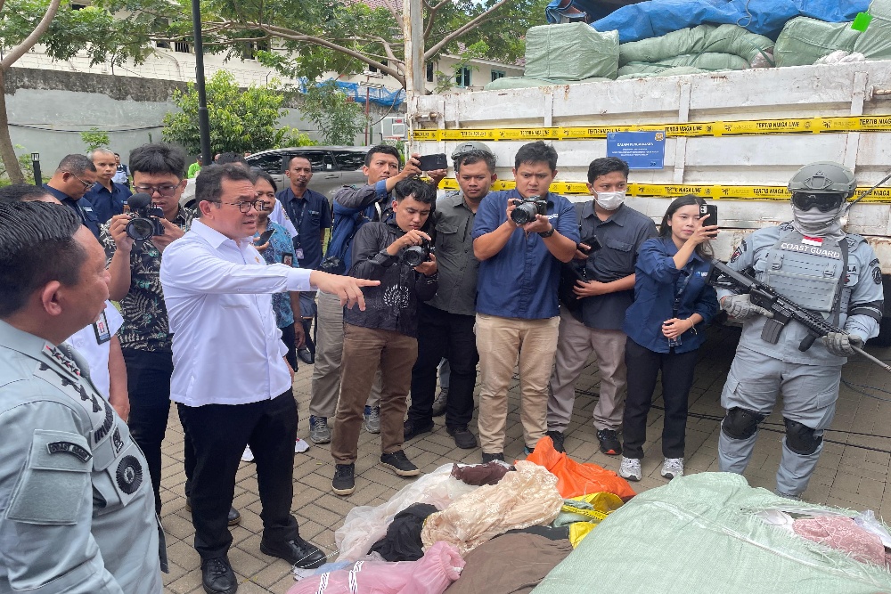 Menteri Perdagangan (Mendag) Budi Santoso dan Kepala Bakamla Irvansyah melakukan ekspose hasil pengawasan industri dan produk tekstil (TPT) ilegal yang diduga asal China senilai Rp8,3 miliar di halaman parkir Kantor Kemendag, Jakarta, Rabu (5/2/2025). —Bisnis/Rika Anggraeni