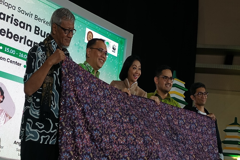 Forum Pengembangan Kampoeng Batik Laweyan (FKBL), WWF Indonesia, RSPO, APICAL, CECT Universitas  Trisakti, Daemeter, dan Control Union berkolaborasi meluncurkan batik yang diproduksi menggunakan wax (lilin/malam) dari olahan kelapa sawit di JICC Senayan Jakarta, Rabu (5/2/2025) / Ni Luh Anggela
