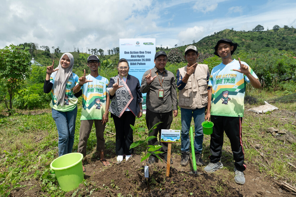 Penanaman 26.000 bibit pohon di kawasan perbukitan Patiayam, desa Gondoharum, kecamatan Jekulo, Kudus, Jawa Tengah oleh Bakti Lingkungan Djarum Foundation bersama dengan Kelompok Tani Wonorejo dan komunitas siap sadar lingkungan.
