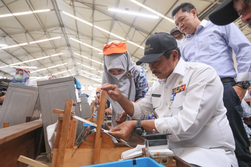  Nana Sudjana Kunjungi Djarum dan Pura Barutama