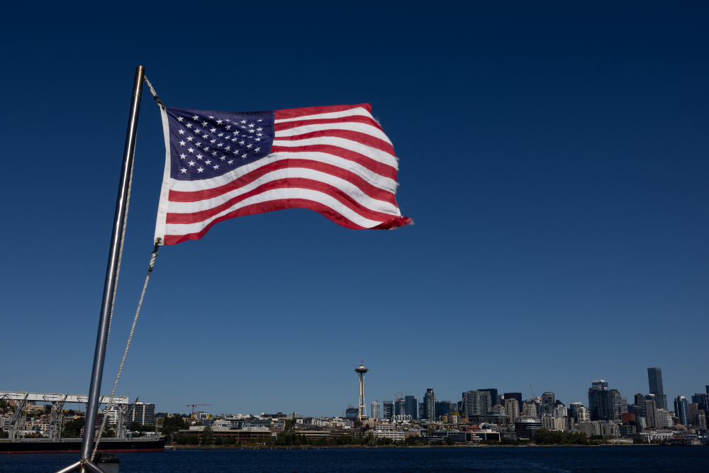 Bendera Amerika Serikat berkibar di Seattle, Washington pada Kamis (4/7/2024). / Bloomberg-SeongJoon Cho