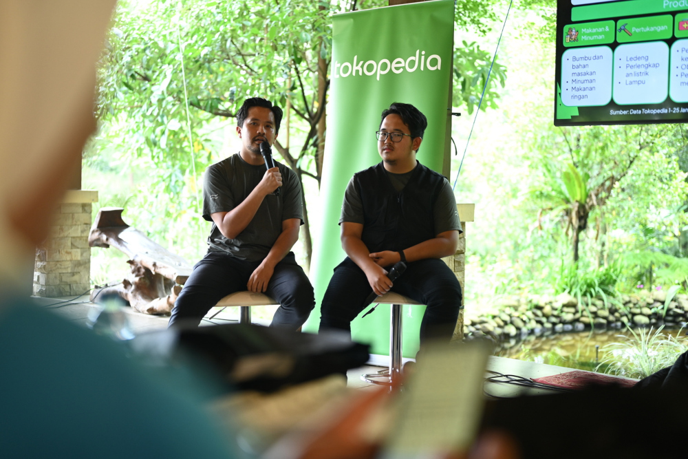Head of Communications Tokopedia and TikTok E-commerce Aditia Grasio Nelwan (kiri) dan Owner Antarestar Faiz Daffa (kanan) dalam sesi talkshow Bicara Tren Belanja Online Awal Tahun 2025 bareng Tokopedia dan ShopTokopedia di Bogor, Jawa Barat pada Kamis (6/2/2025). / dok. Tokopedia