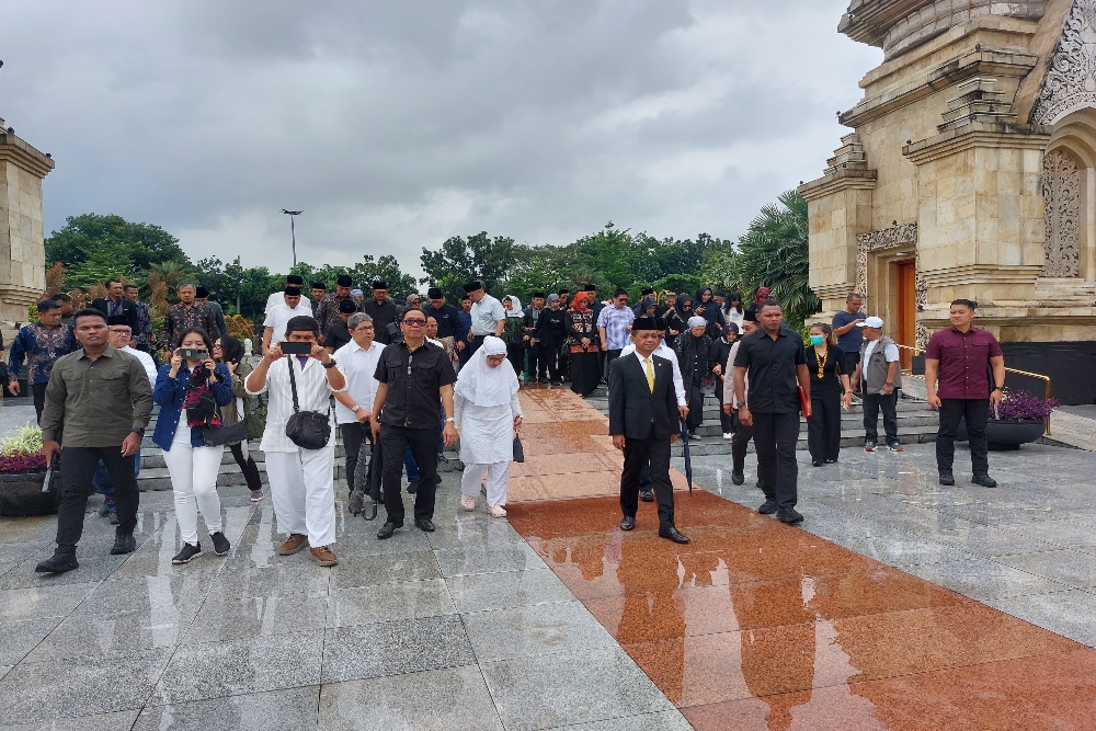 Menteri Energi dan Sumber Daya Mineral (ESDM) Bahlil Lahadalia mengantarkan jenazah mantan menteri ESDM periode 2009-2011, Darwin Zahedy Saleh ke Taman Makam Pahlawan Nasional Utama Kalibata, Jakarta Selatan, Sabtu (8/2/2025). Bisnis/Mochammad Ryan Hidayatullah