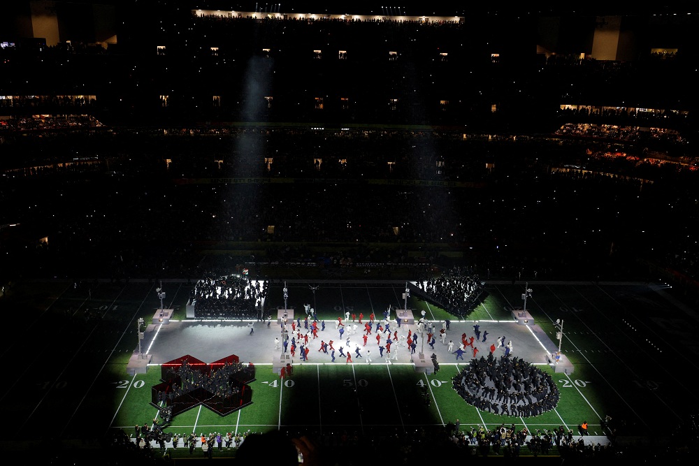 Viral Penyusup di Halftime Show Super Bowl Kibarkan Bendera Palestina