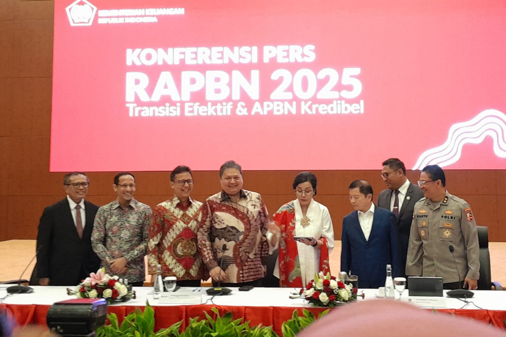 Menteri Koordinator Bidang Perekonomian Airlangga Hartarto (tengah), Menteri Keuangan Sri Mulyani Indrawati, serta sejumlah menteri dan petinggi Kepolisian RI berfoto jelang konferensi pers RAPBN 2025 di Kantor Direktorat Jenderal Pajak Kemenkeu, Jumat (16/8/2024). / Bisnis-Annasa Rizki Kamalina