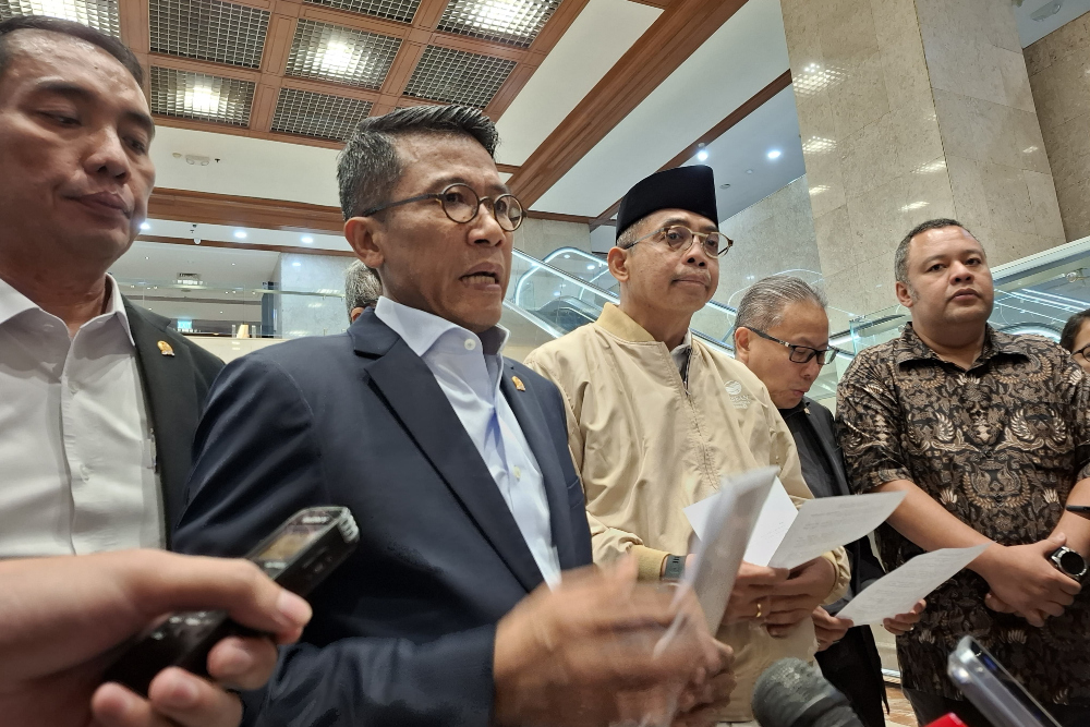 Ketua Komisi XI DPR Mukhamad Misbakhun (kedua dari kiri), Direktur Jenderal Pajak Suryo Utomo (ketiga dari kanan), dan jajaran pimpinan Komisi XI menggelar konferensi pers di Kompleks Parlemen Senayan, Jakarta pada Senin (10/2/2025). Komisi XI mengusulkan pemerintah menunda implementasi Coretax hingga tidak ada gangguan. / Bisnis-Surya Dua Artha Simanjuntak