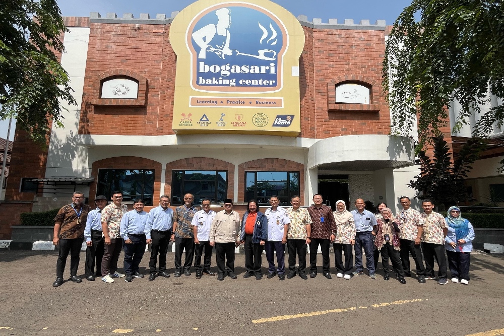 Jajaran BPJPH dan Bogasari berfoto bersama di depan Bogasari Baking Center