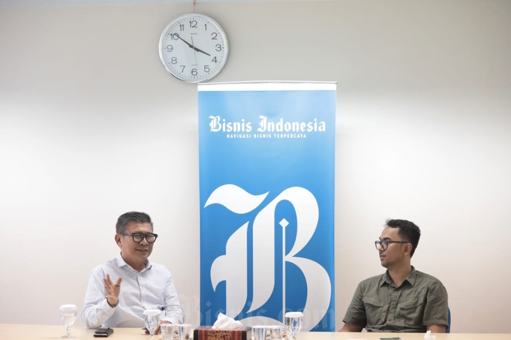 Ketua Umum AFPI Entjik S Djafar berbincang dengan Redaktur Pelaksana Bisnis Indonesia Hendri T. Asworo dalam kunjungan ke redaksi, Jumat (26/1/2024)./Bisnis - Eusebio Chrysnamurti.
