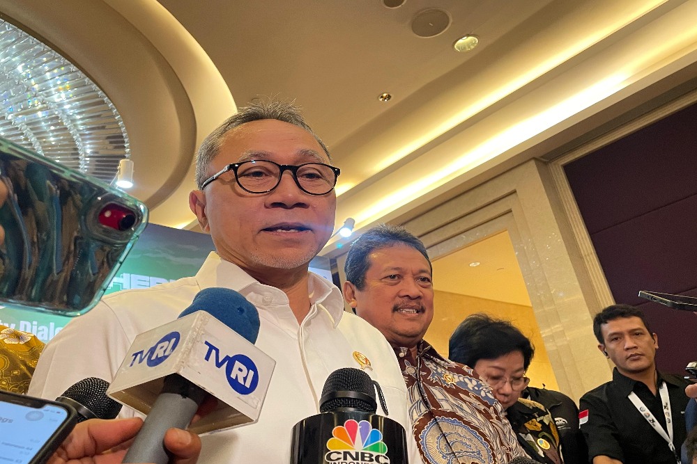 Menteri Koordinator Bidang Pangan (Menko Pangan) Zulkifli Hasan (Zulhas) dan Menteri Kelautan dan Perikanan (KKP) Sakti Wahyu Trenggono dalam acara Indonesia Marine & Fisheries Business Forum: Blue Food Competent Authority Dialogue, Jakarta. —Bisnis/Rika Anggraeni