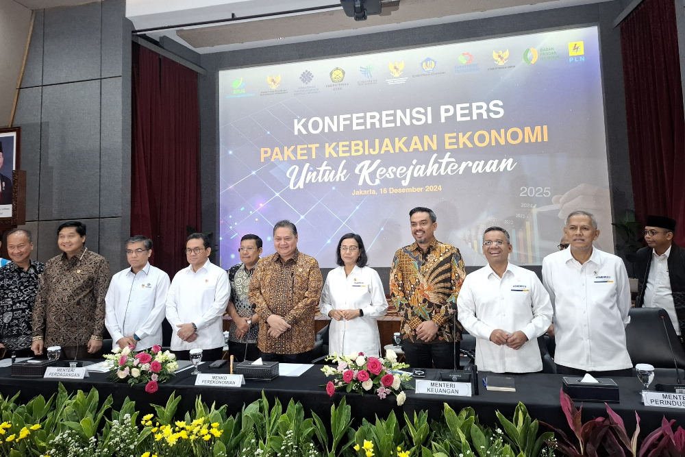 Menteri Koordinator Bidang Perekonomian Airlangga Hartarto bersama para menteri ekonomi beserta petinggi badan dan lembaga dalam konferensi pers Paket Kebijakan Ekonomi: Akselerasi Pertumbuhan Ekonomi Inklusif & Berkelanjutan di Kantor Kemenko Perekonomian, Jakarta pada Senin (16/12/2024). / dok. Istimewa