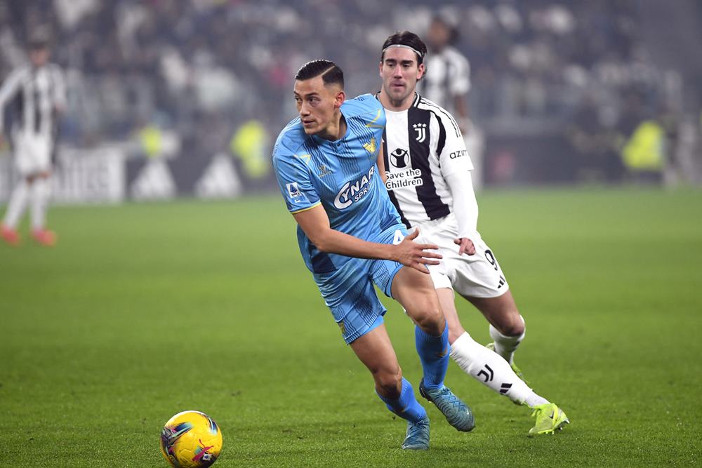 Pemain Venezia Jay Idzes dan striker Juventus, Dusan Vlahovic. Prediksi Skor Genoa Vs Venezia 18 Februari, Susunan Pemain, H2H, Klasemen/ REUTERS-Massimo Pinca