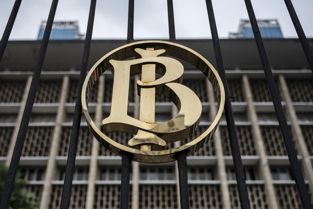 Logo Bank Indonesia (BI) di kantor pusat Bank Indonesia, Jakarta pada Kamis (23/11/2023). / Bloomberg-Rosa Panggabean