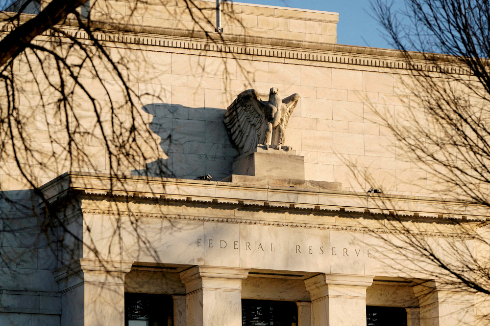 Gedung kantor Federal Reserve (The Fed) di Washington, Amerika Serikat pada Rabu (26/1/2022). / Reuters-Joshua Roberts