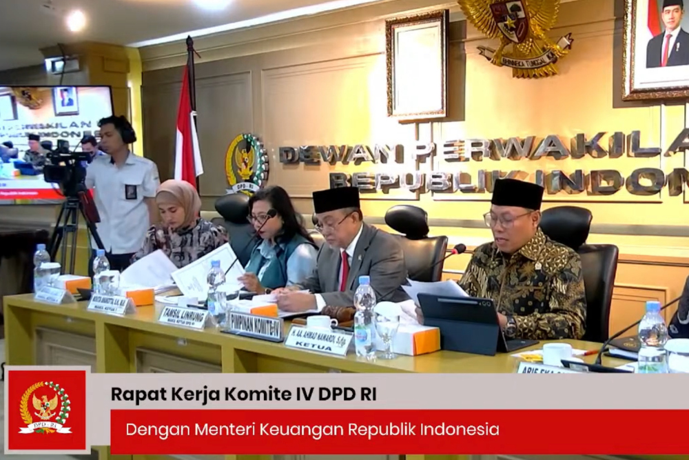 Rapat Kerja Komite IV DPD RI dengan Menteri Keuangan Sri Mulyani Indrawati pada Selasa (18/2/2025). Rapat itu awalnya terbuka untuk umum, tetapi kemudian Sri Mulyani meminta rapat tertutup dan siaran langsung rapat pun hilang dari kanal YouTube DPD RI. / dok. DPD RI