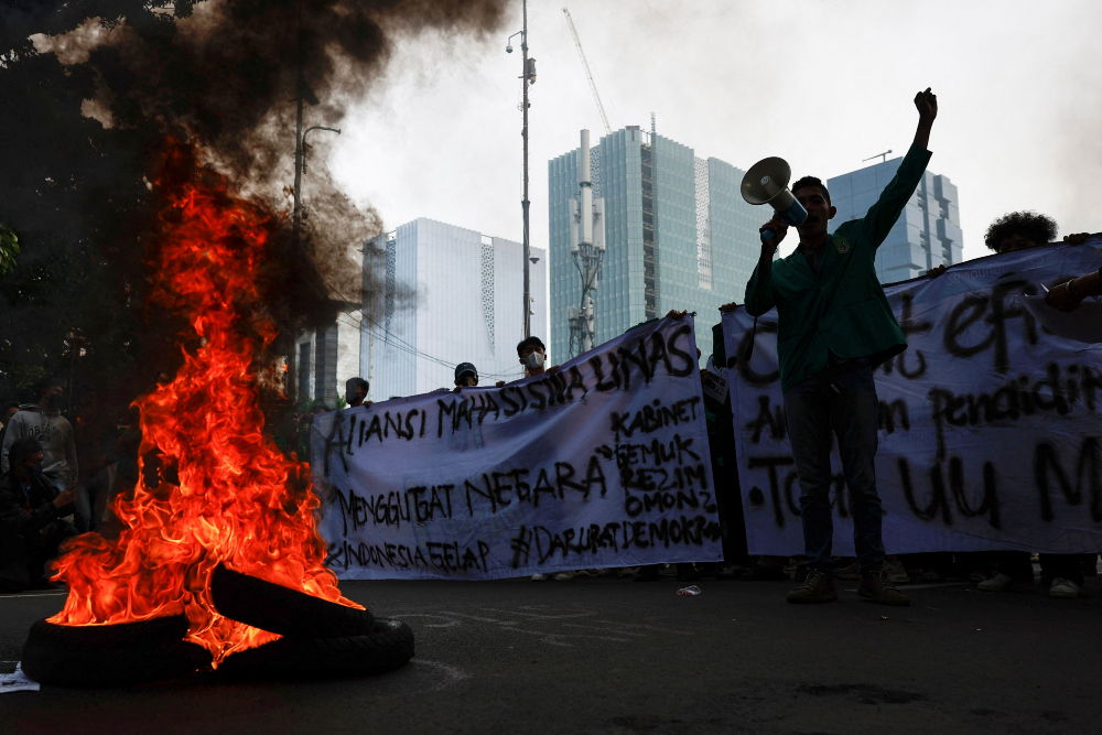  Polisi Dilempari Petasan Hingga Molotov