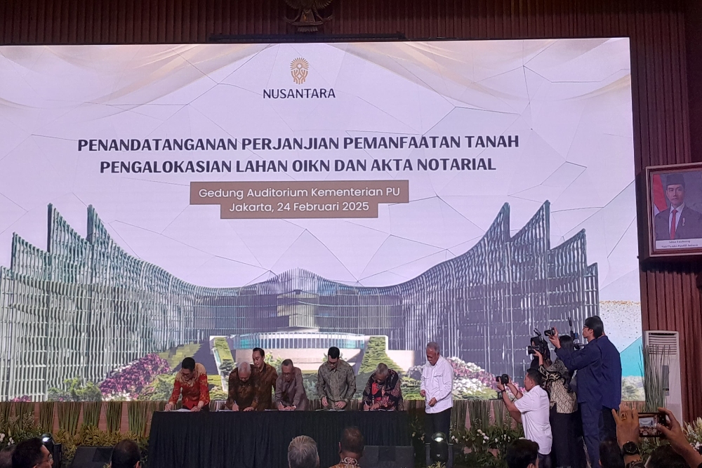 Kepala Otorita Ibu Kota Nusantara (OIKN) Basuki Hadimuljono bersama 5 calon investor IKN saat melakukan penandatanganan Perjanjian Kerja Sama (PKS) di Jakarta, Senin (24/2/2025)/ Bisnis.com - Alifian