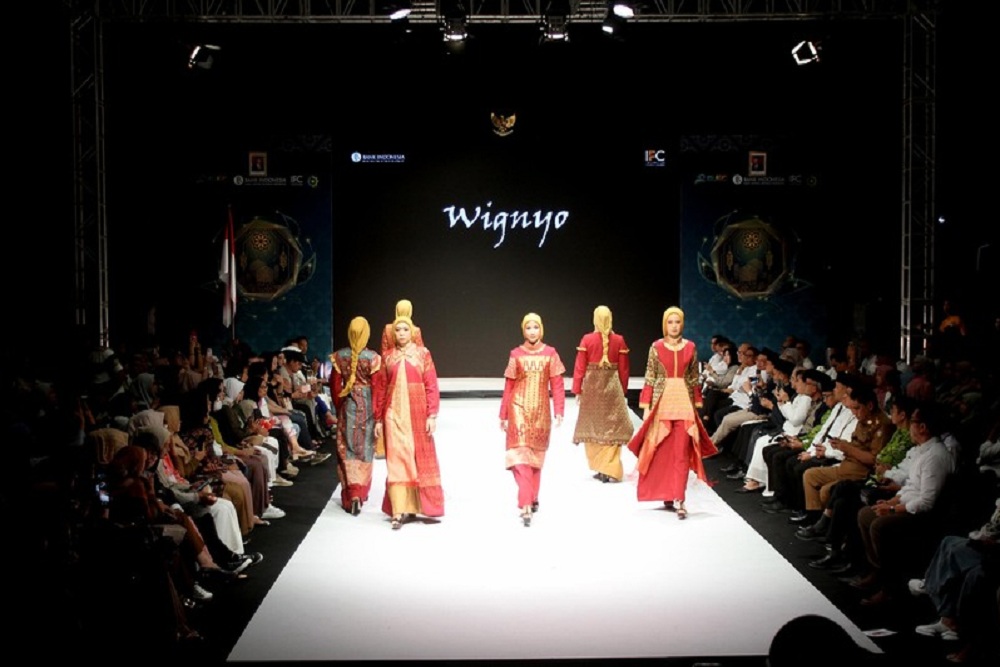 Peragaan busana atau fashion show busana pada Pekan Ekonomi Syariah atau pesyar di Makassar, Sulawesi Selatan, Senin (25/3/2024)./Bisnis-Paulus Tandi Bone.