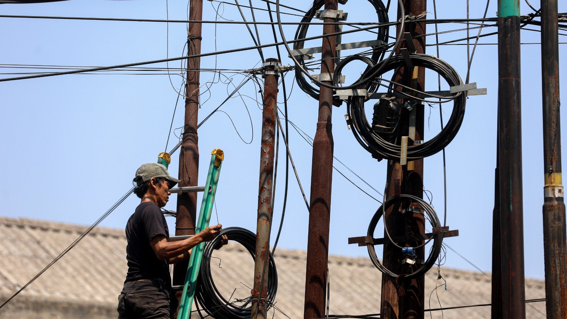 Teknisi melakukan perbaikan jaringan fiber optik di Bogor, Jawa Barat, Senin (31/7/2023)/Bisnis/Abdurachman