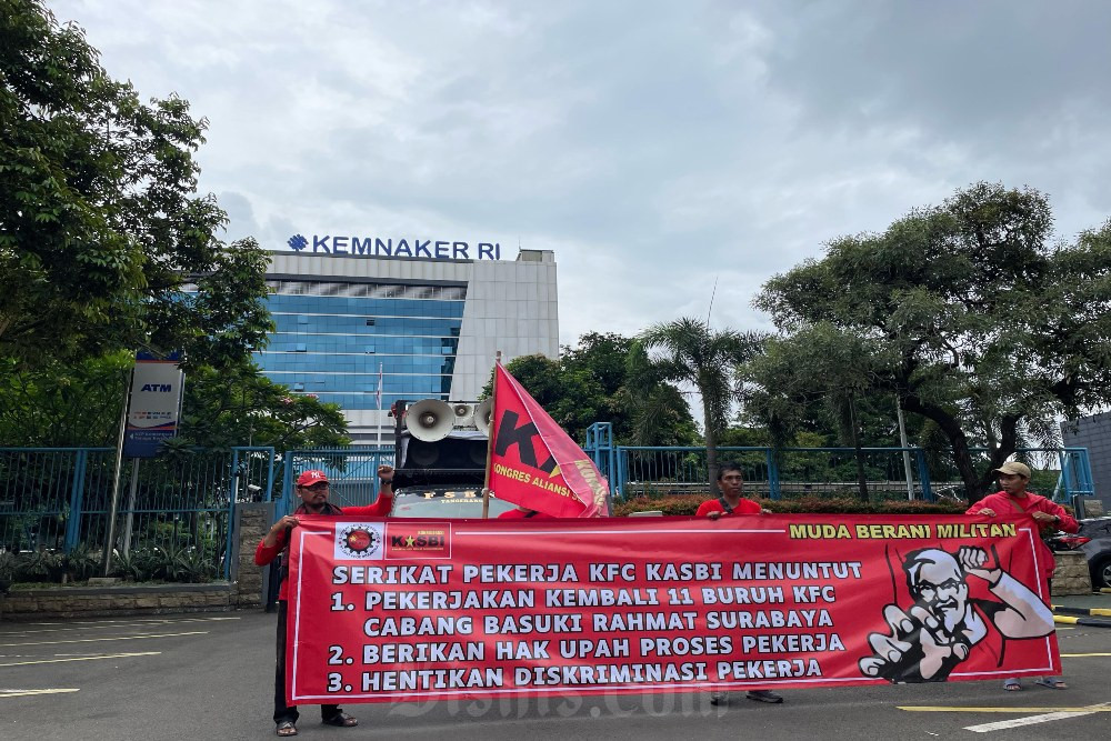  Pekerja KFC Demo di Kemenaker: Tolak PHK & Tuntut Pembayaran Upah