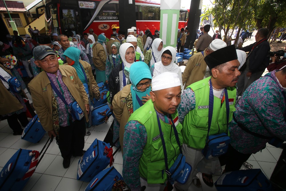 Jamaah haji sujud saat tiba di Asrama Haji Donohudan, Ngemplak, Boyolali. Bisnis