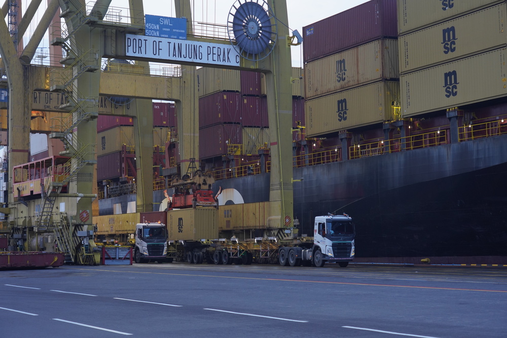 Kegiatan bongkar muat di dermaga internasional PT Terminal Petikemas./Dok. PT TPS