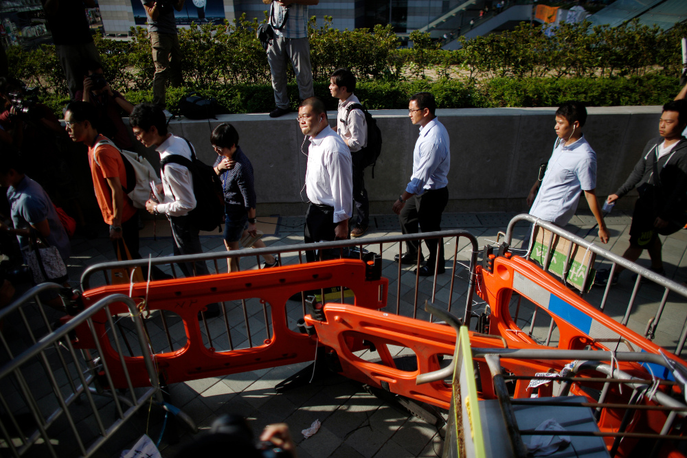 Pegawai negeri sipil (PNS) tiba di area gedung pemerintahan di Hong Kong pada Senin (6/10/2014). / Reuters-Carlos Barria