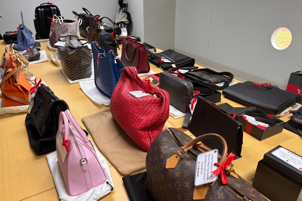  Deretan Tas Branded yang Dilelang KPK: LV, Hermes, Bally, Coach, hingga Bottega Veneta.
