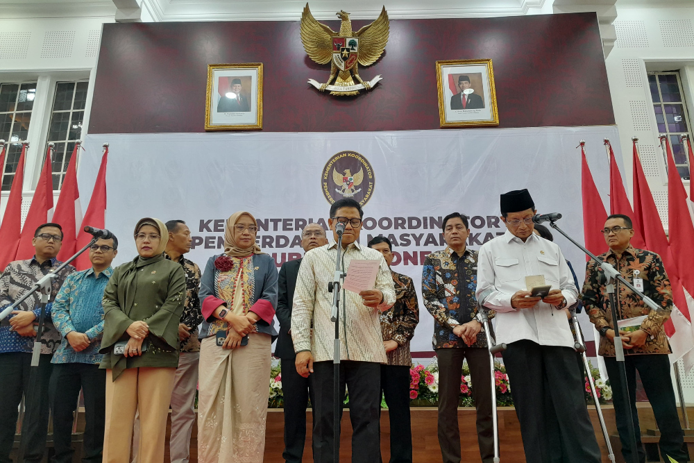 Menteri Koordinator Bidang Pemberdayaan Masyarakat Muhaimin Iskandar dan jajaran menteri/kepala lembaga dalam konferensi pers usai Rapat Tingkat Menteri di Kantor Kemenko PM, Jakarta pada Kamis (27/2/2025). / Bisnis-Annasa Rizki Kamalina