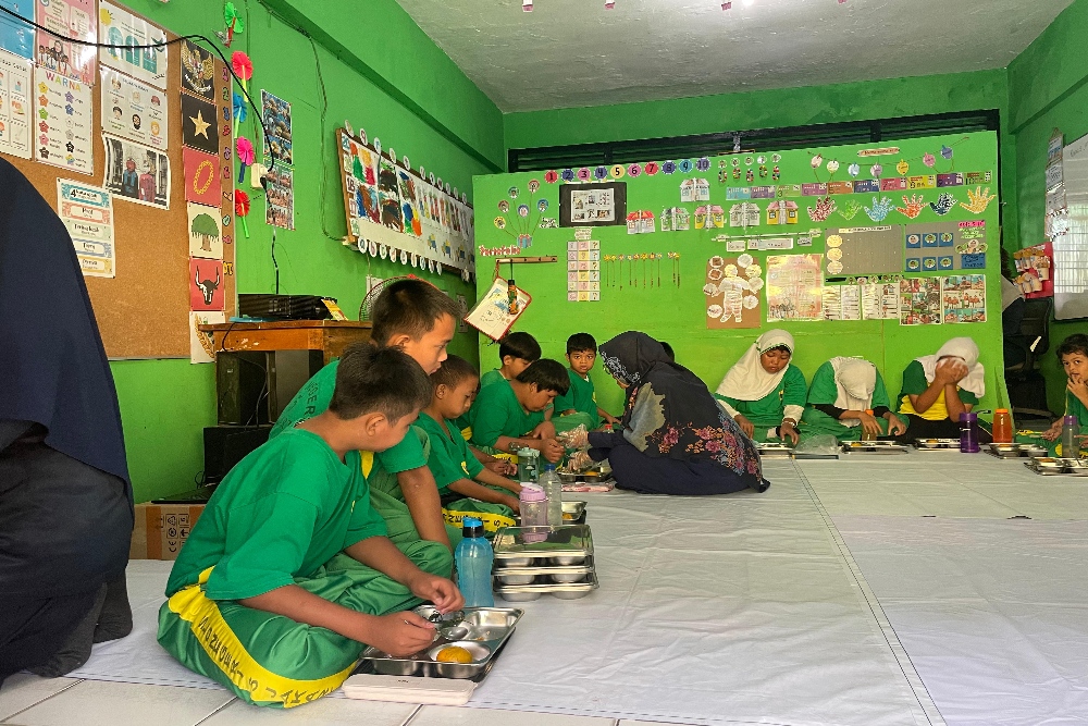 Suasana siswa sedang makan bersama program Makan Bergizi Gratis di SLB Negeri 5 Jakarta, Selasa (21/1/2025). —Bisnis/Rika Anggraeni