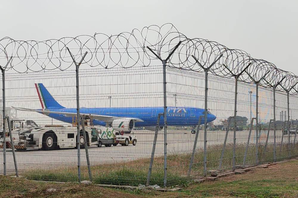 Pesawat ITA Airways yang membawa rombongan Paus Fransiskus dari Roma tiba di Bandara Soekarno Hatta, Jakarta. Pesawat terpantau mendarat pukul 11.16 WIB dan berhenti tepat pukul 11.30 WIB. Bisnis/Artha Adventy