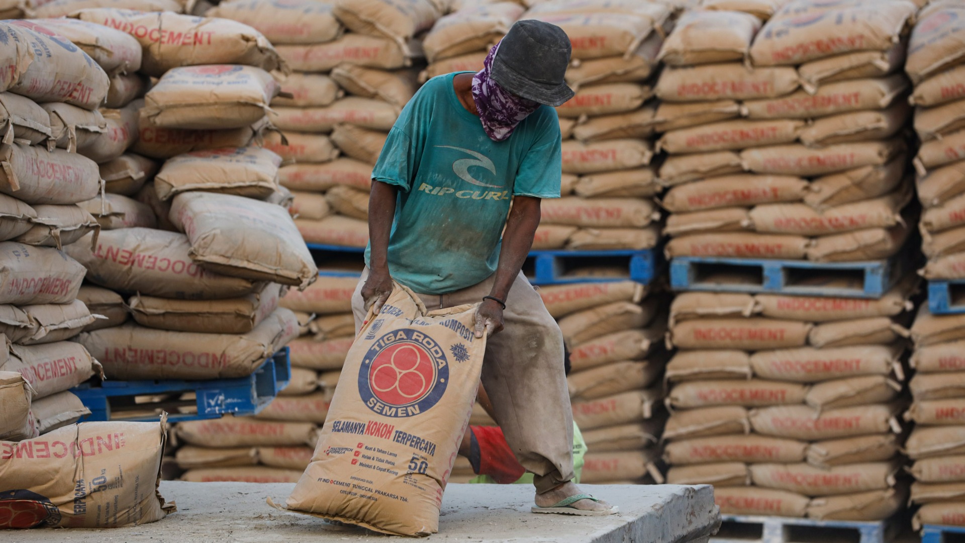  Indocement, Semen Indonesia Face Headwind as Cement Demand Tumbles