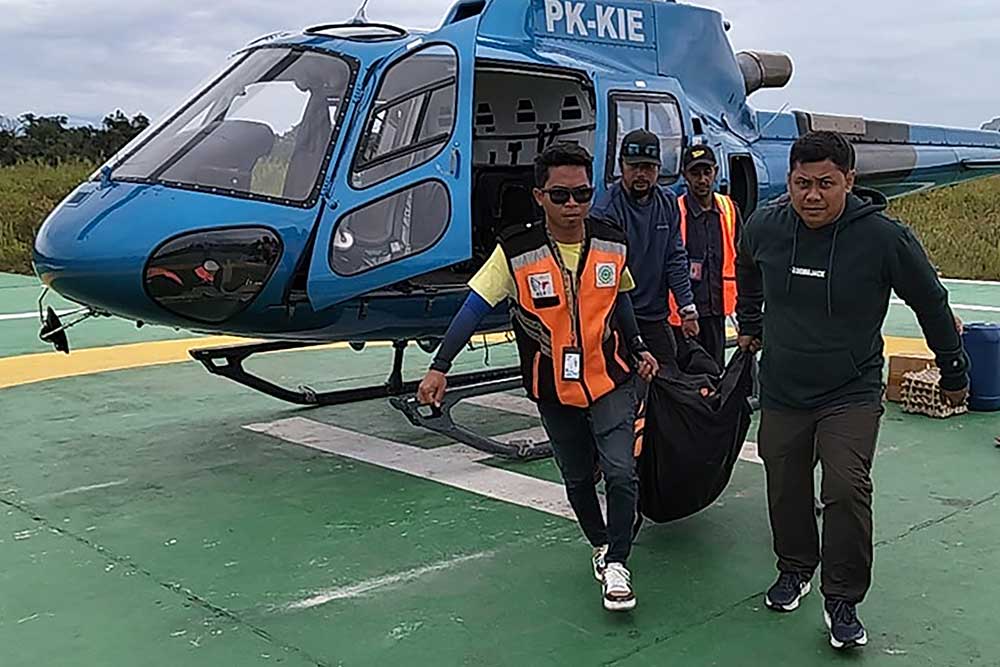  Evakuasi Jenazah Pendaki Yang Meninggal Dalam Pendakian Puncak Carstensz Pyramid