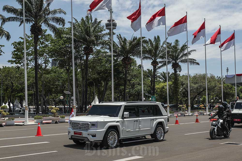 Rombongan Presiden Prabowo menggunakan kendaraan maung meninggalkan kompleks Parlemen usai pelantikan presiden dan wakil presiden periode 2024-2029 di Jakarta, Minggu (20/10/2024).