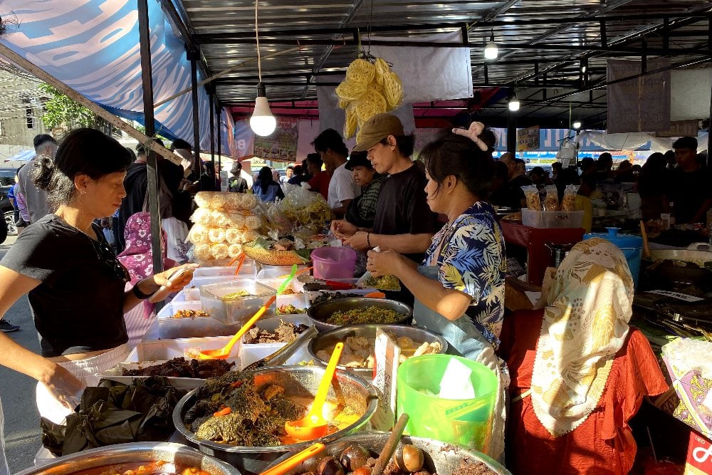 Warga mengantre untuk membeli aneka makanan khas buka Puasa di Pasar Takjil Benhil, Jakarta Pusat pada Selasa (21/3/2024). JIBI/Ahmadi Yahya