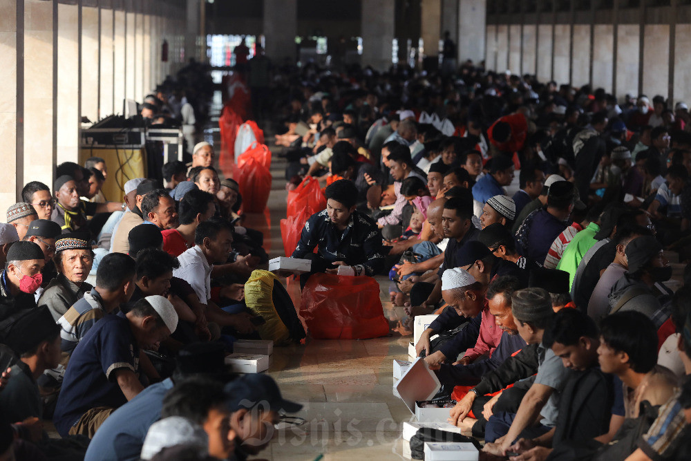 Umat muslim berbuka puasa di Masjid Istiqlal, Jakarta, Rabu (13/3/2024). Bisnis/Eusebio Chrysnamurti