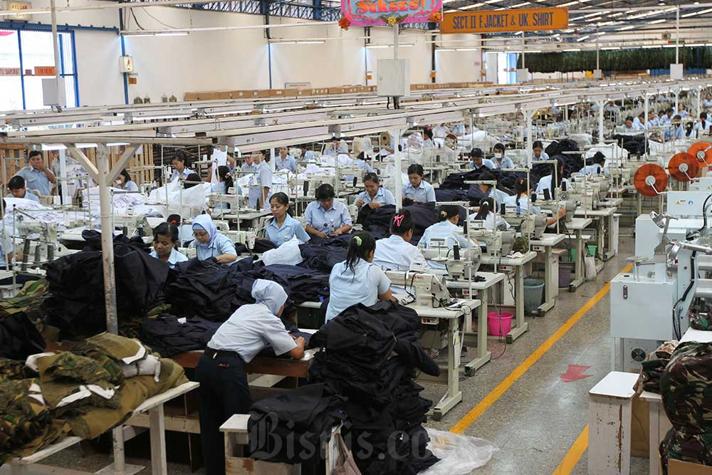 Karyawan dan karyawati menyelesaikan pembuatan baju di pabrik milik PT Sri Rezeki Isman Tbk. (Sritex), Sukoharjo, Jawa Tengah. Bisnis/Yayus Yuswoprihanto