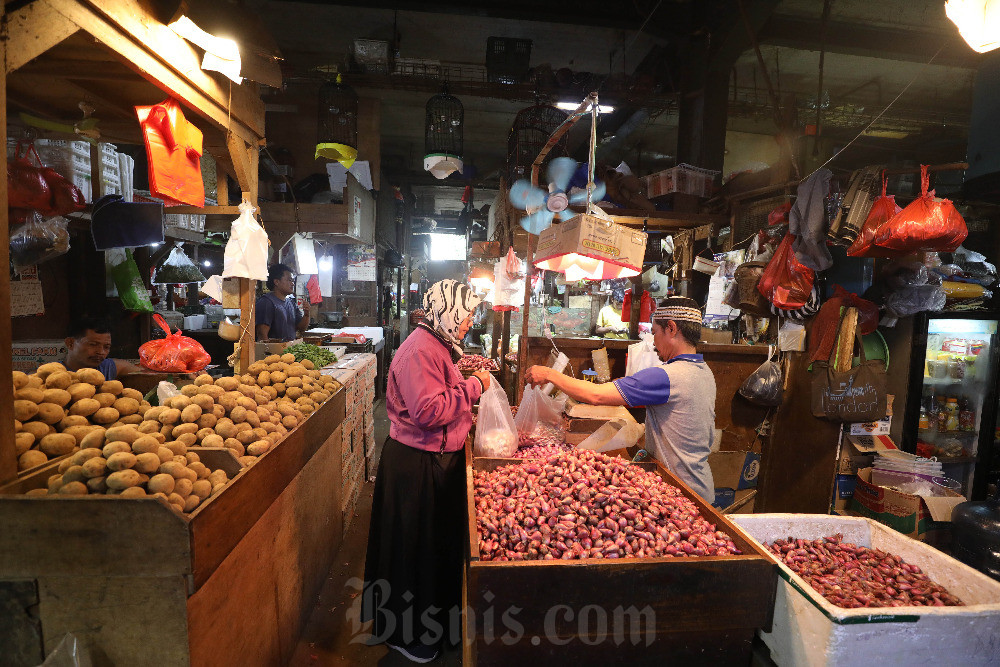 Pedagang melayani pembeli di Pasar Senen, Jakarta, Sabtu (18/1/2025). Bisnis/Eusebio Chrysnamurti