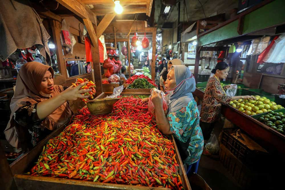 Pedagang cabai melayani pembeli di salah satu pasar di Jakarta, Rabu (6/7/2022). Bisnis/Eusebio Chysnamurti