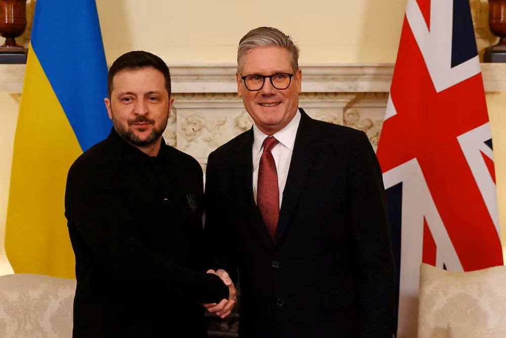 Perdana Menteri Inggris Keir Starmer (kanan) dan Presiden Ukraina Volodymyr Zelensky (kiri) saat bertemu di London, 1 Maret 2025./Reuters-Peter Nicholls