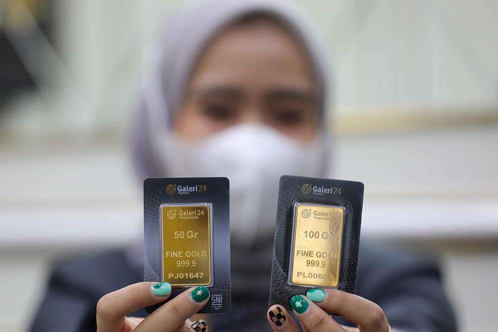 Karyawan menunjukkan emas 24 karat di Galeri 24 Pegadaian di Jakarta. Bisnis/Himawan L Nugraha