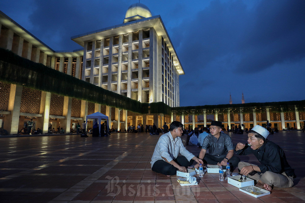 Umat muslim berbuka puasa di Masjid Istiqlal, Jakarta, Rabu (13/3/2024). Bisnis/Eusebio Chrysnamurti