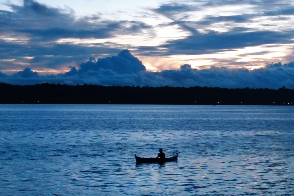 Seorang nelayan memancing ikan di perairan Pulau Wangi-wangi, Ibu Kota Kabupaten Wakatobi, Sulawesi Tenggara, Selasa (9/5/2023). JIBI/Dionisio Damara