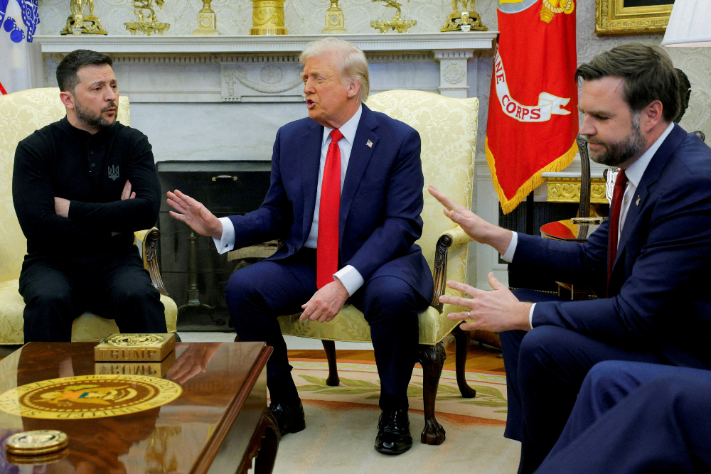 Presiden Ukraina Volodymyr Zelenskiy (kiri) beserta Presiden Amerika Serikat Donald Trump (tengah) dan Wakil Presiden AS JD Vance (kanan) dalam pertemuan bilateral di Gedung Putih, Washington D.C, Amerika Serikat pada Jumat (28/2/2025) waktu setempat. / Reuters-Brian Snyder/File Photo