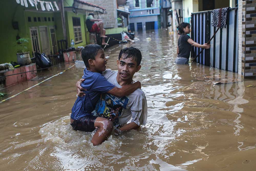  Sejumlah Kawasan di Jakarta Terendam Banjir Luapan Kali Ciliwung