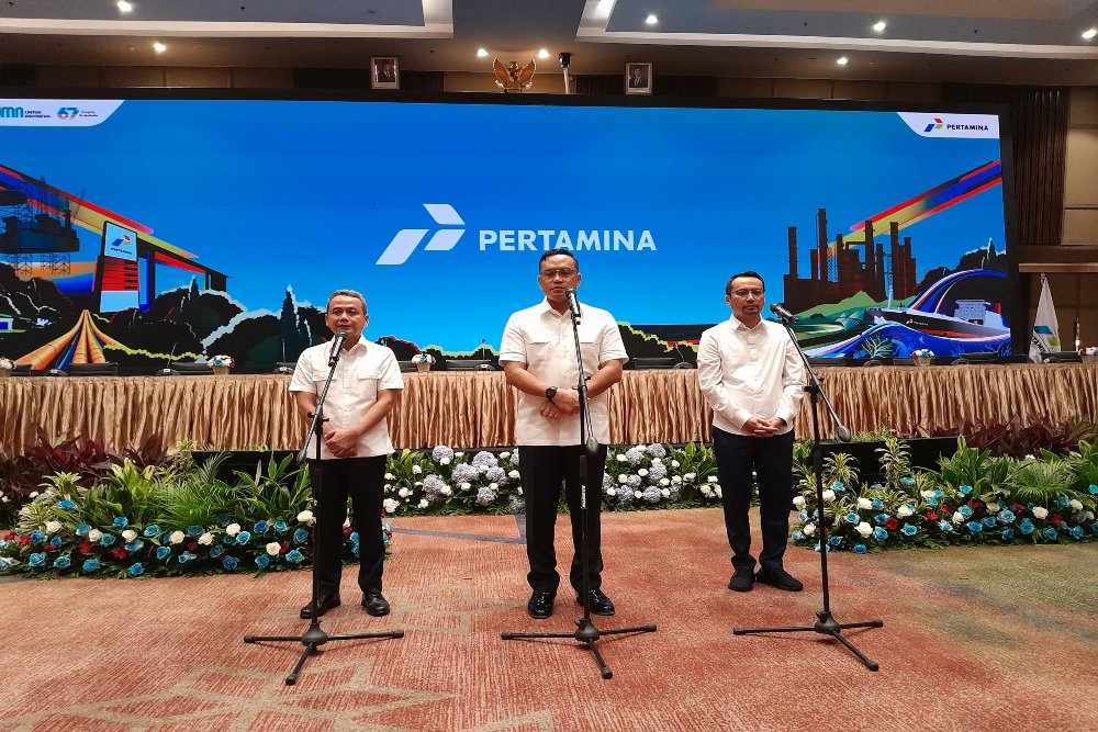 (dari kiri ke kanan) Wakil Direktur Utama PT Pertamina (Persero) Wiko Migantoro, Direktur Utama PT Pertamina (Persero) Simon Aloysius Mantiri, dan Plh Direktur Utama PT Pertamina Patra Niaga Mars Ega Legowo Putra dalam konferensi pers di Graha Pertamina, Jakarta, Senin (3/3/2025). Bisnis/Mochammad Ryan H