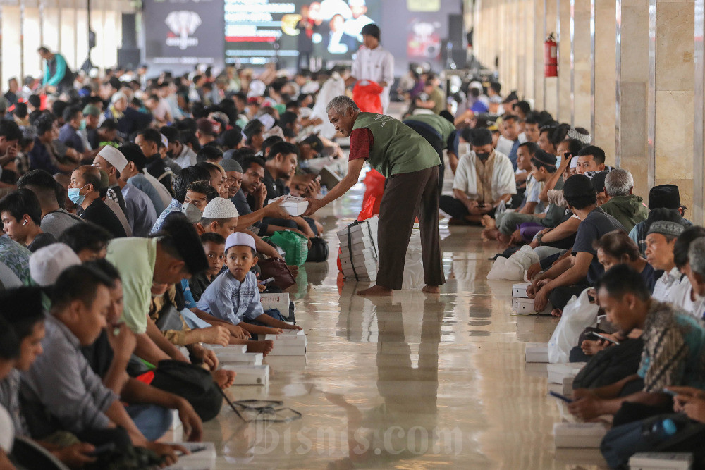 Umat muslim berbuka puasa di Masjid Istiqlal, Jakarta, Rabu (13/3/2024). Bisnis/Eusebio Chrysnamurti